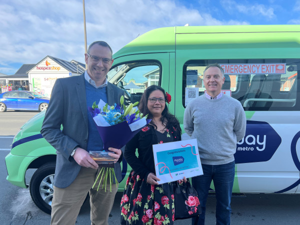 Photograph of winner Noriza Martin with Environment Canterbury’s Public Transport Business Services and Improvement Team Leader Dan Daly (left), and Timaru General Manager Justin McLaughlan (right). 